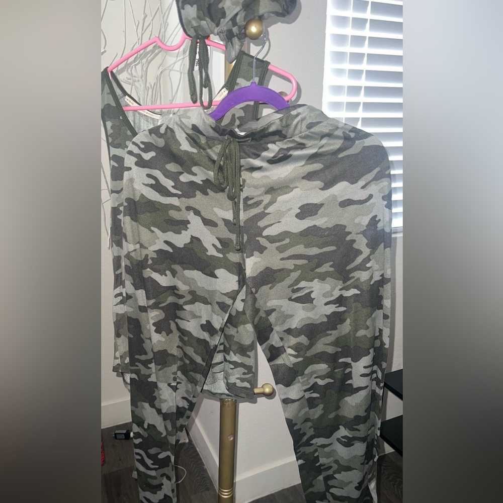 3 PC LUCKY BRAND CANO LOUNGE SET (TEE, SHORTS. & CAPRI’S) - XL